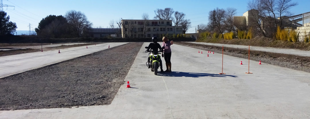 Permis MOTO sur Pistes privées réservées exclusivement à l'auto-école CER LUBERON, Ecole de Conduite à Peyrolles (13860) Bouches-du-Rhône - PACA.