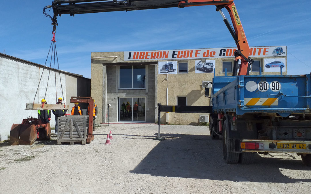 Location de camion grue + salle de cours pour formation CACES R490